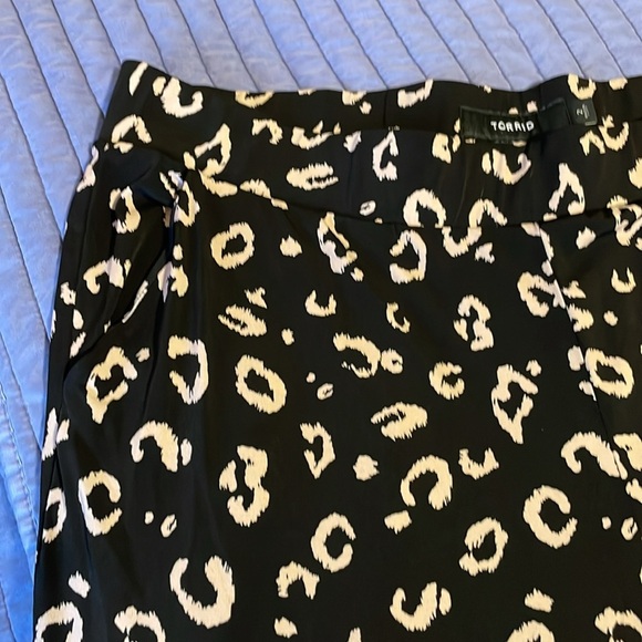 Torrid Studio Knit Tapered Pant Black Leopard Size 2 (2X) - Picture 3 of 7